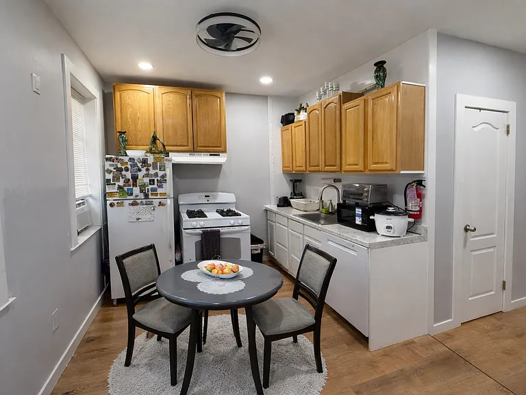 80 Malcolm Ave #3 — Photo 1