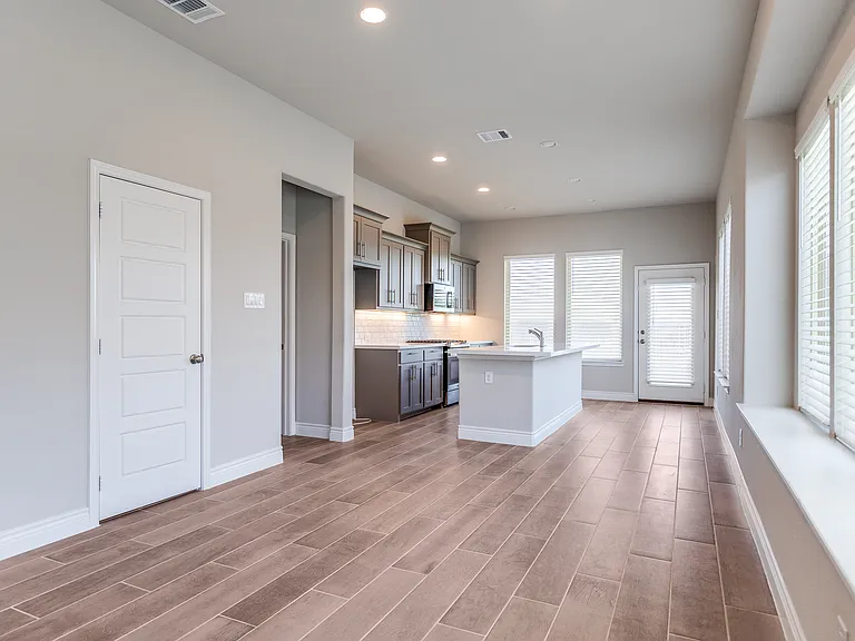 9504 Longhorn Ln — Photo 6