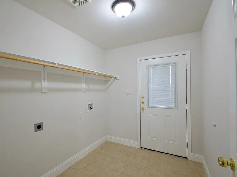 4702 Mariner Dr — Photo 4