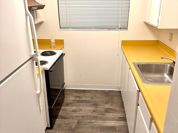 3rd image of 1029 Mohr Ln APT 4