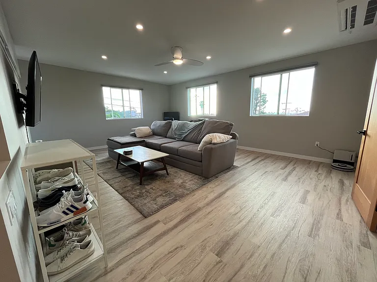 4649 Santa Monica Ave — Photo 19