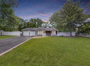 4 Hale Ln, Coram, NY 11727