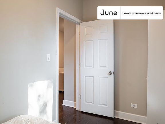 3rd image of 1847 W Armitage Ave #C