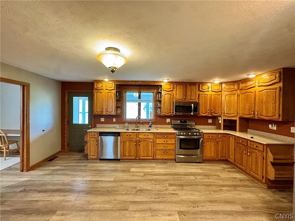 4 bed, 2.5 bath, 7318 sqft, $2,500 — Photo 2