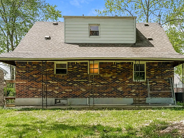 2402 Parliament Ct — Photo 17