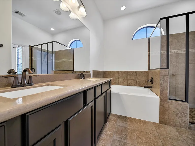711 Aulia Ln — Photo 17