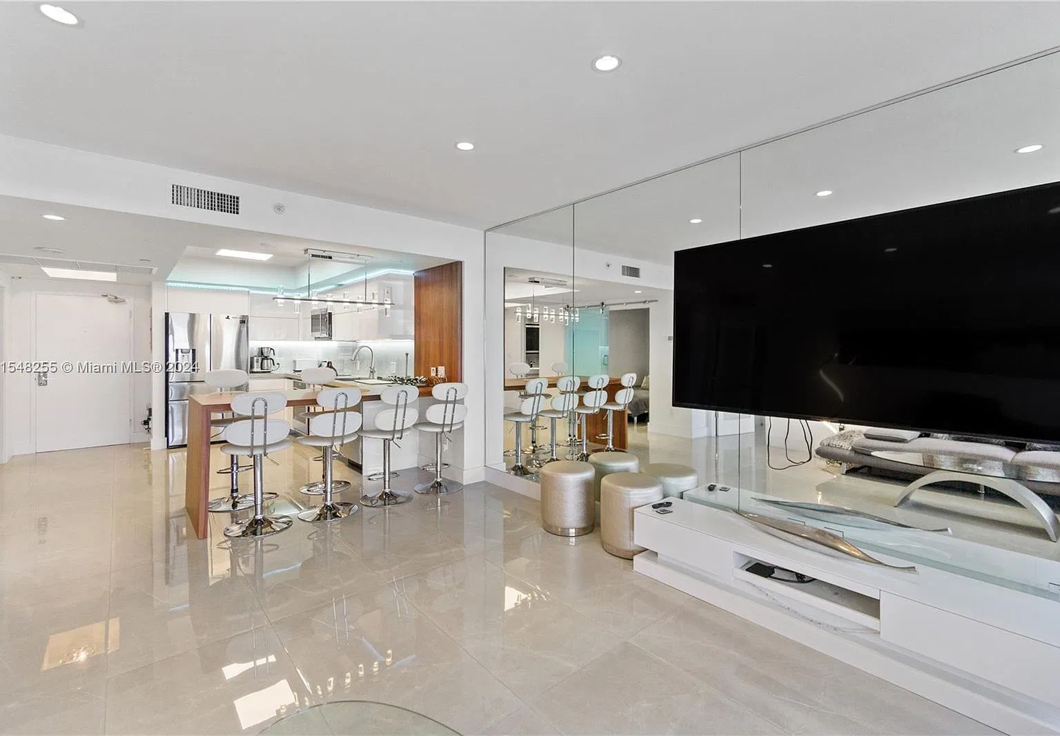 The Decoplage Condo — Photo 4