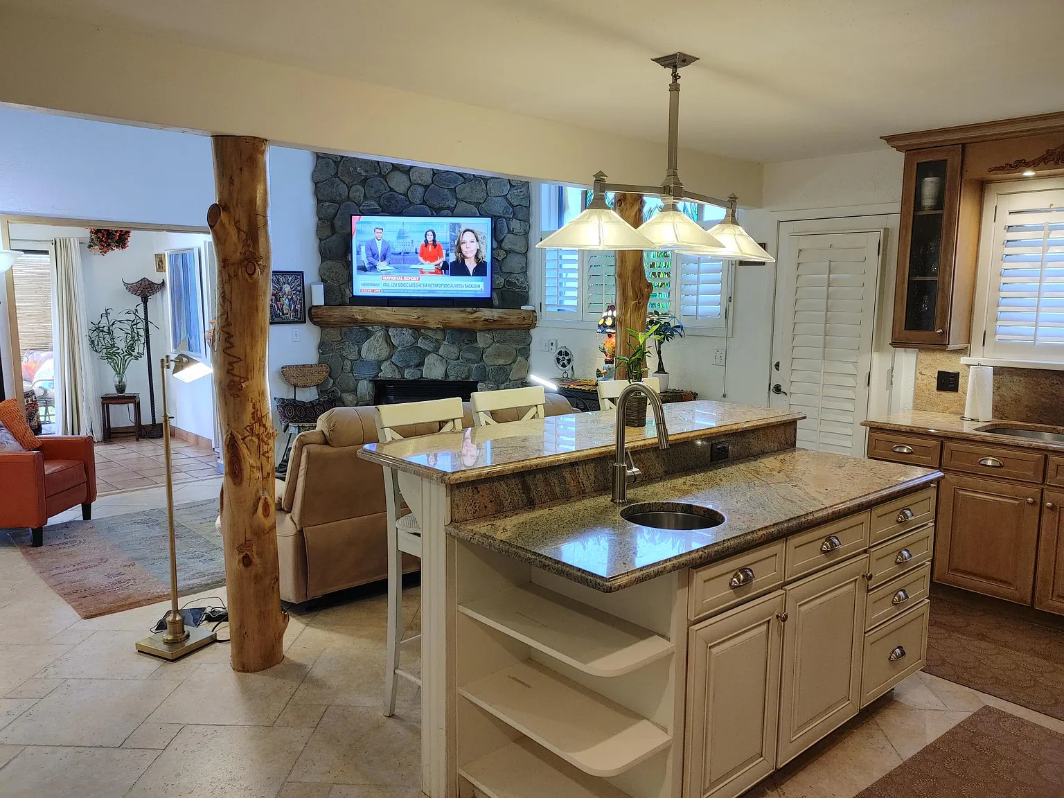 455 Delaware Dr — Photo 3