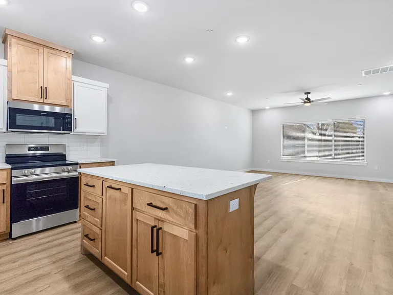 126 E Midway St — Photo 8