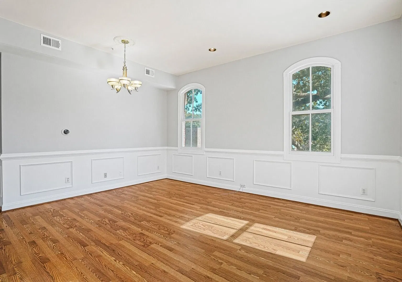 Sun-Drenched 2BR Shaw Condo with Stunning Windows & Modern Kitchen — Photo 2