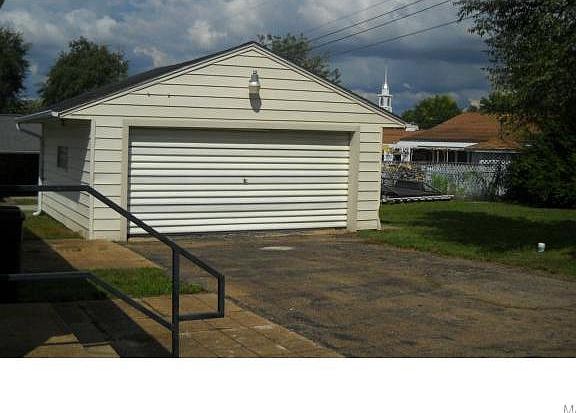 3rd image of 806 S Desloge Dr