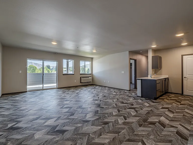 Pioneer Apartments — Photo 12