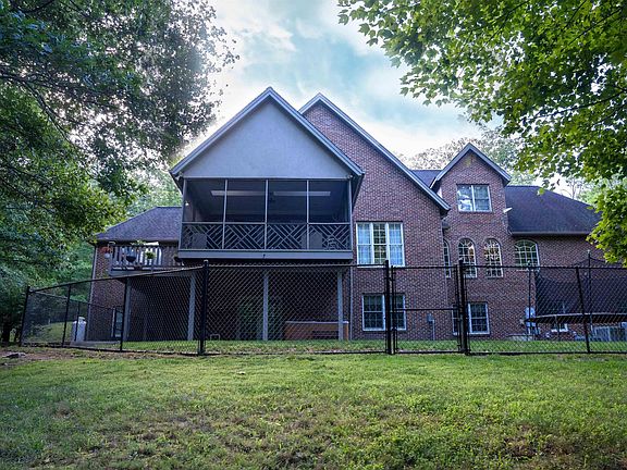 5th image of 910 Chinquapin Dr