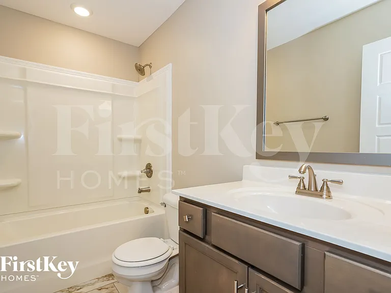 1086 Whitney Dr — Photo 17