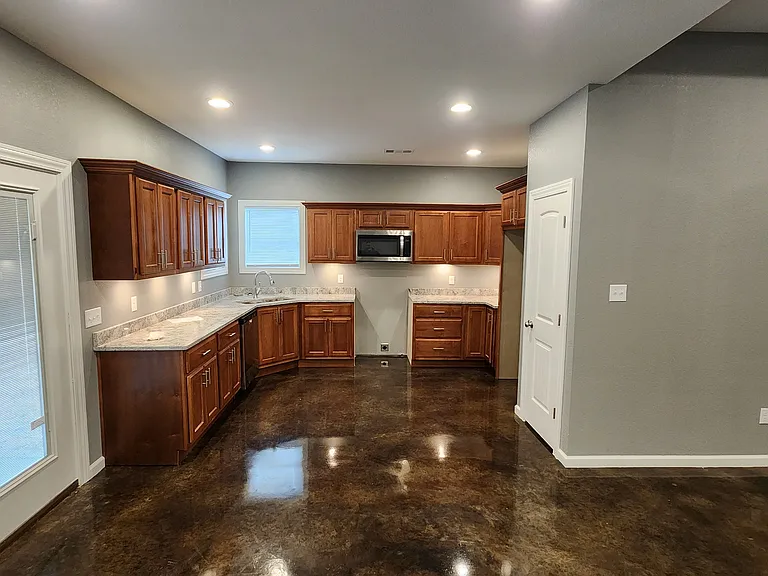 2204 Everett Dr — Photo 5