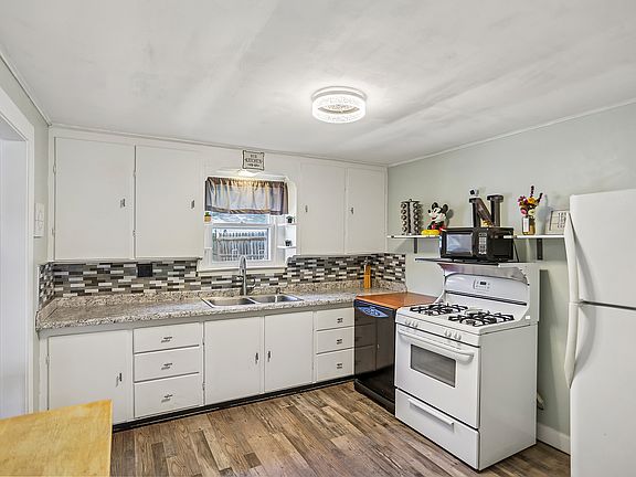 5th image of 2218 Greengold St