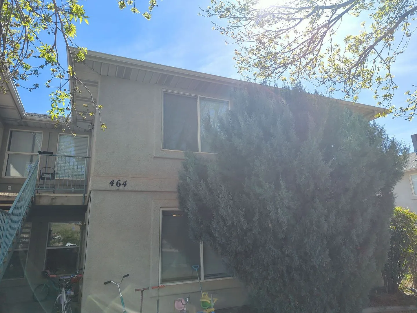 Conveniently Located 3 Bedroom 2 Bathroom Unit! — Photo 2