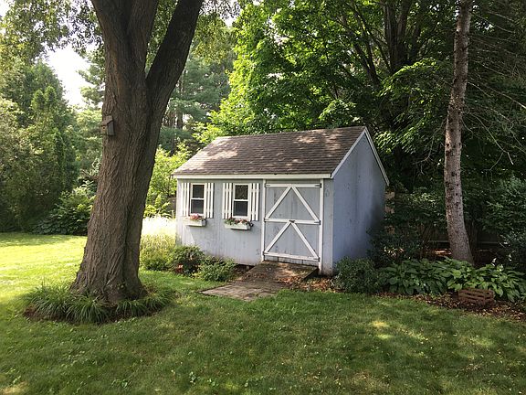 4th image of 21 Westchester Dr