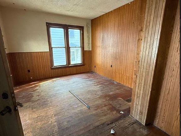 2nd image of 989 W Packard St