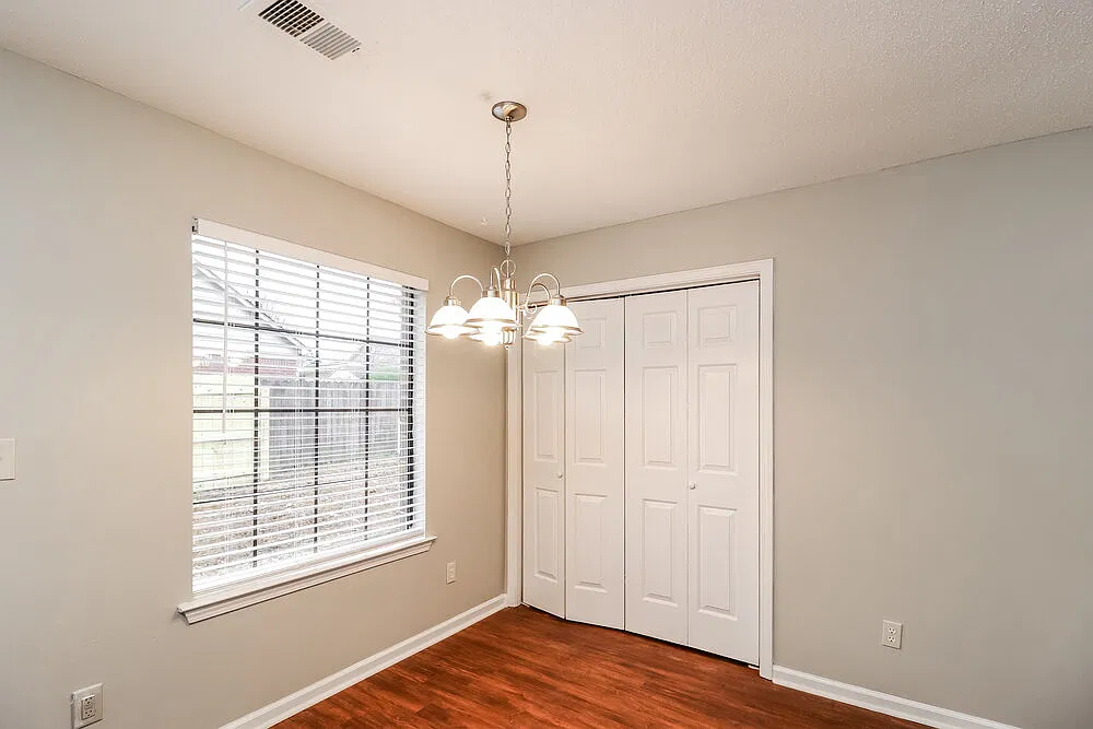 3 bed, 2.0 bath, 1242 sqft, $1,740 — Photo 4
