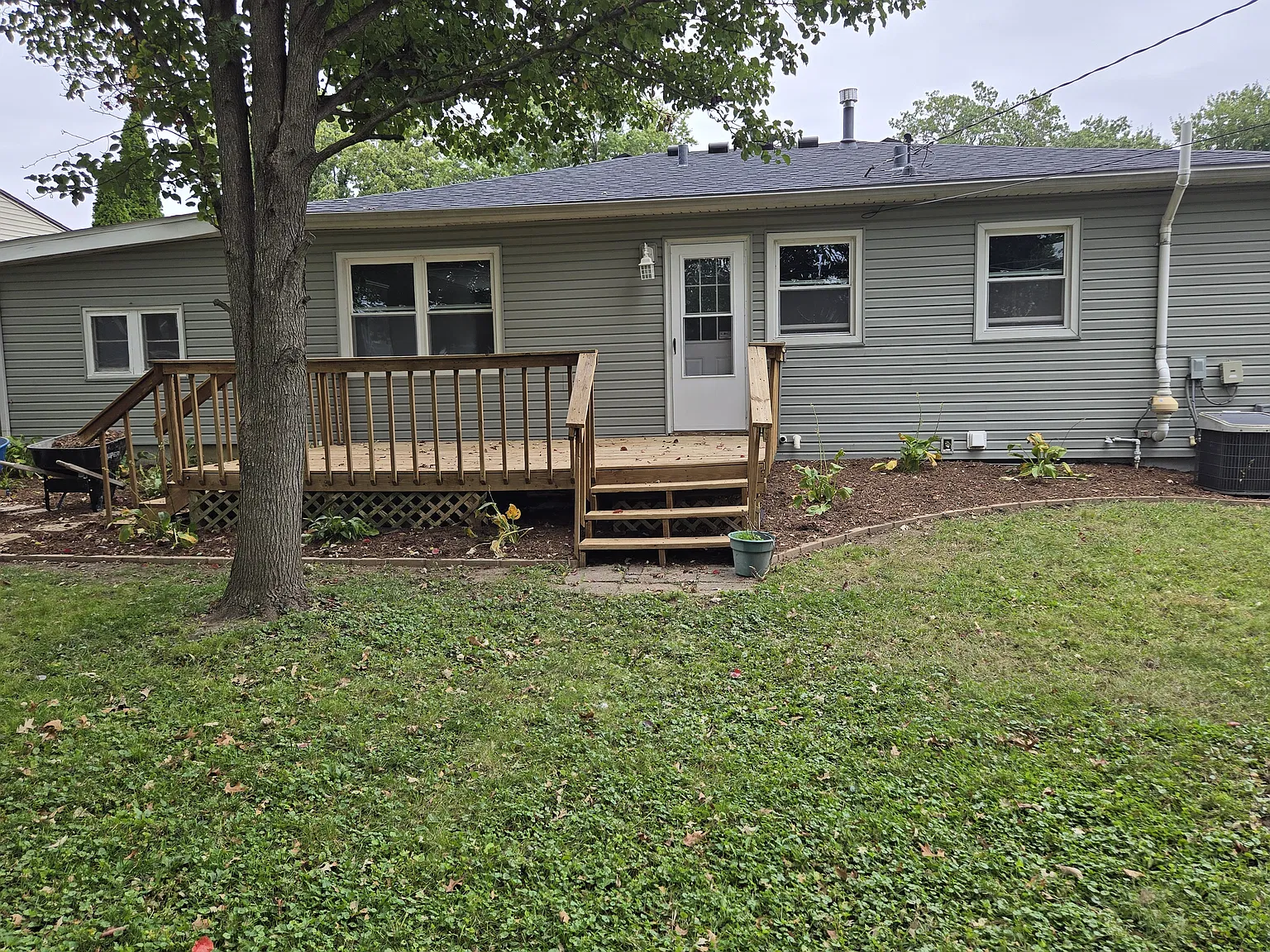 4 bed, 1.5 bath, 936 sqft, $2,000 — Photo 3