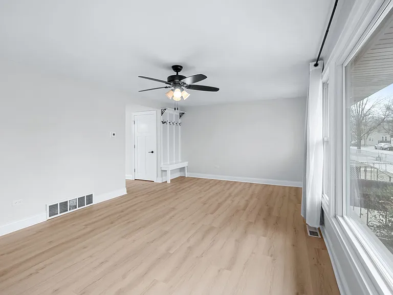 13527 S Mackinaw Ave — Photo 4