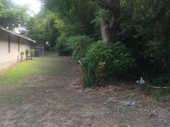 4th image of 1004 E Avenue E