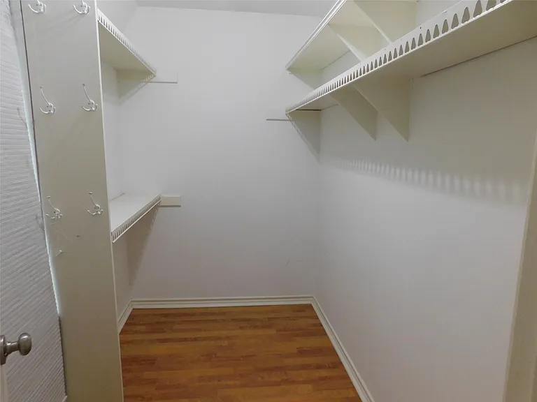 472 N Post Oak Ln — Photo 39