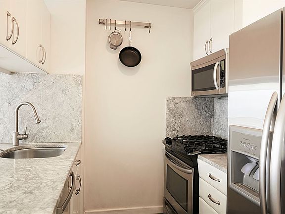 3rd image of 350 W 50th St APT 4F
