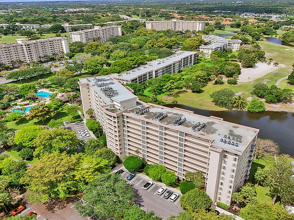 3rd image of 3499 Oaks Way Unit 205