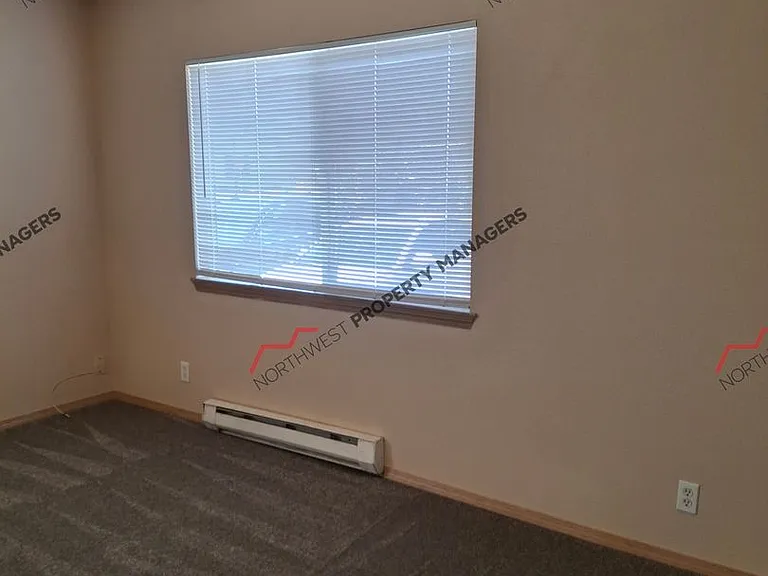 312 E Locust St — Photo 8