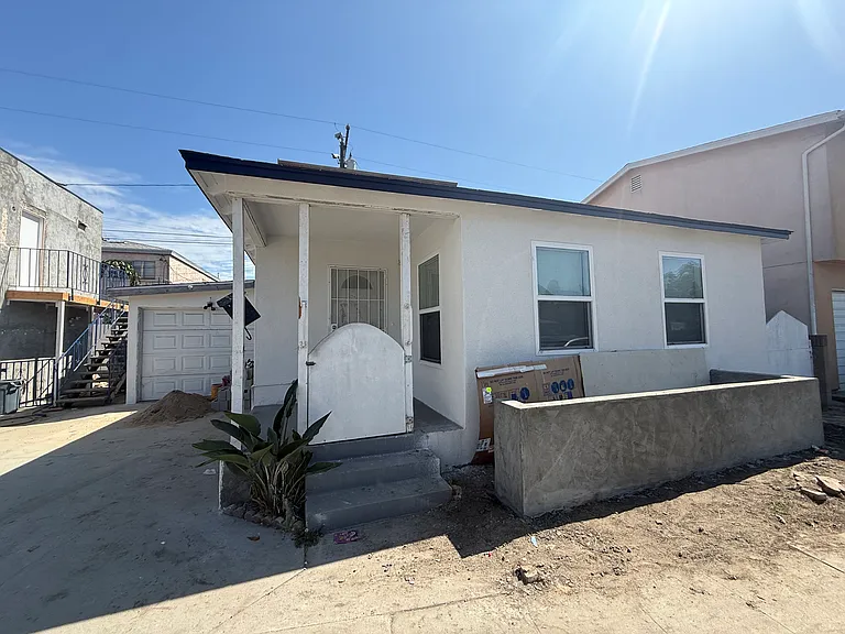 242 E Del Amo Blvd — Photo 1