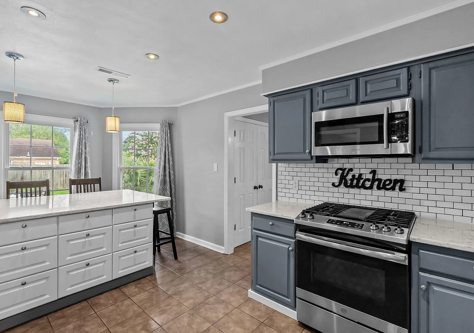 Luxury Family Living with a Resort-Style Backyard in Virginia Beach — Photo 4