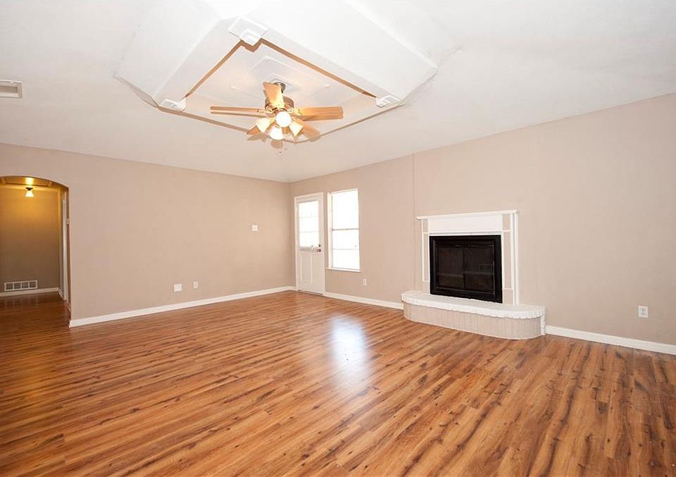1st image of 815 Ladner Ln