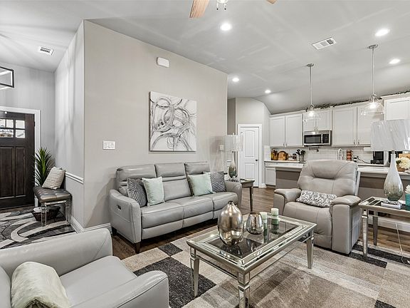 4th image of 108 Maverick Ln