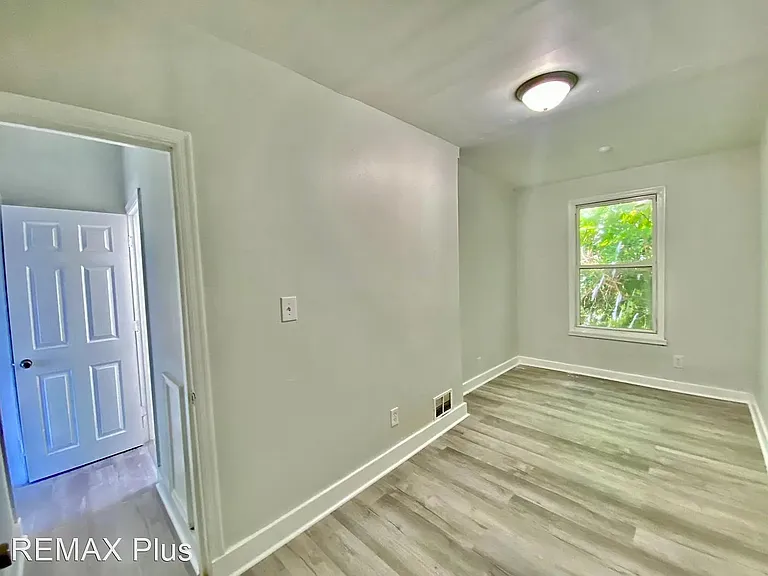 2769 Helen St — Photo 6