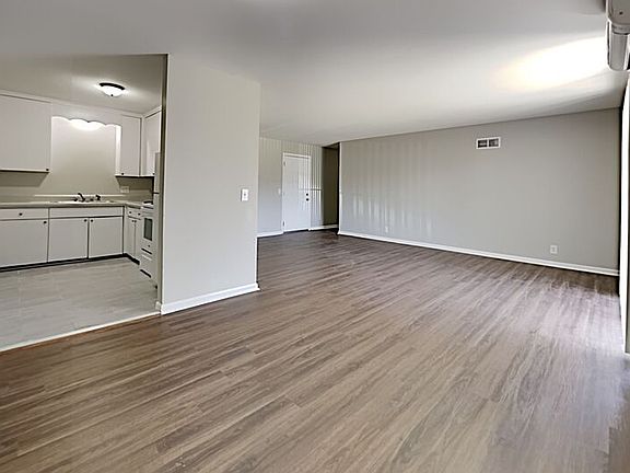 3rd image of 550 E Bledsoe St APT B1