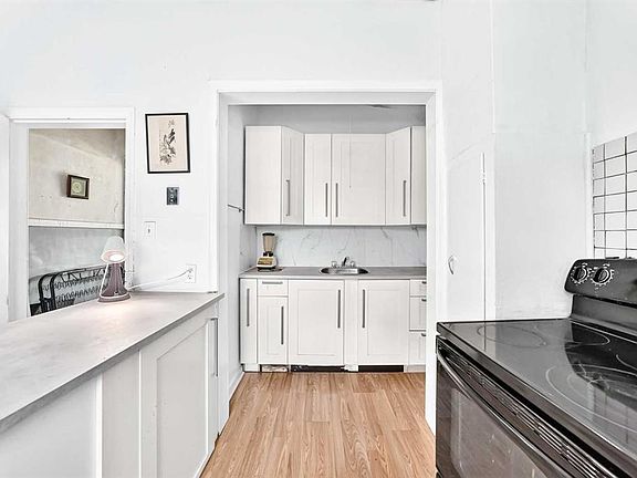 3rd image of 212 E 5th Ave