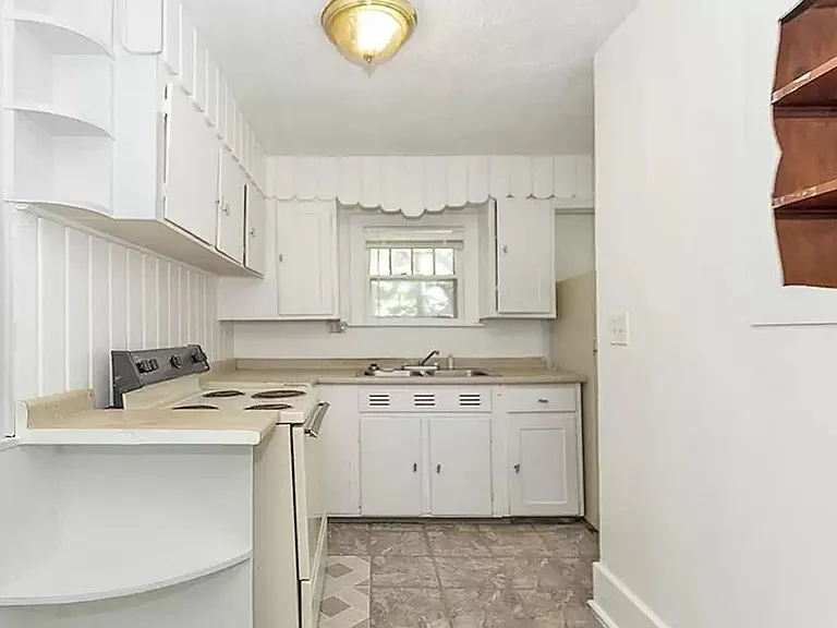 400 N Catherine St — Photo 2