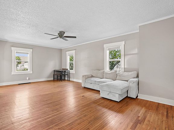 5th image of 915 Leavitt St