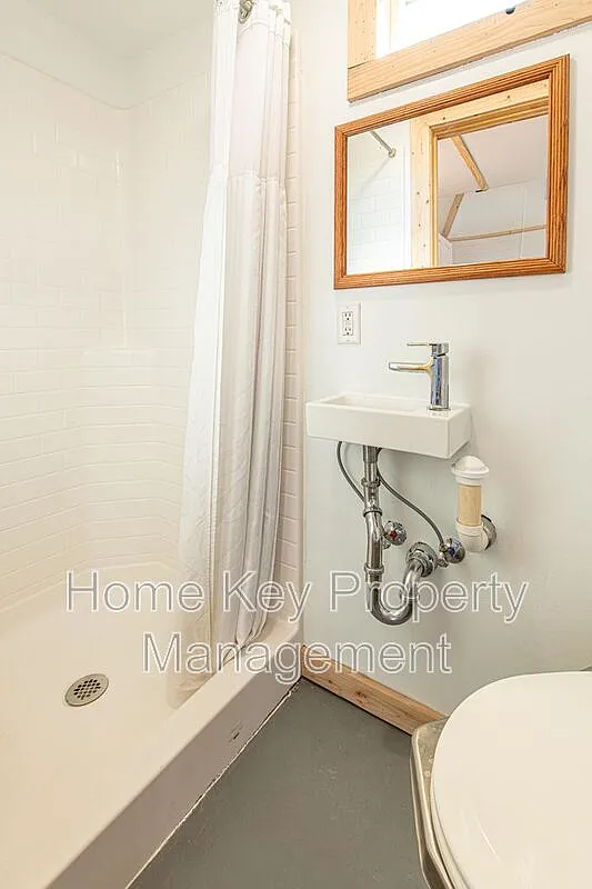 Studio, $775 — Photo 4