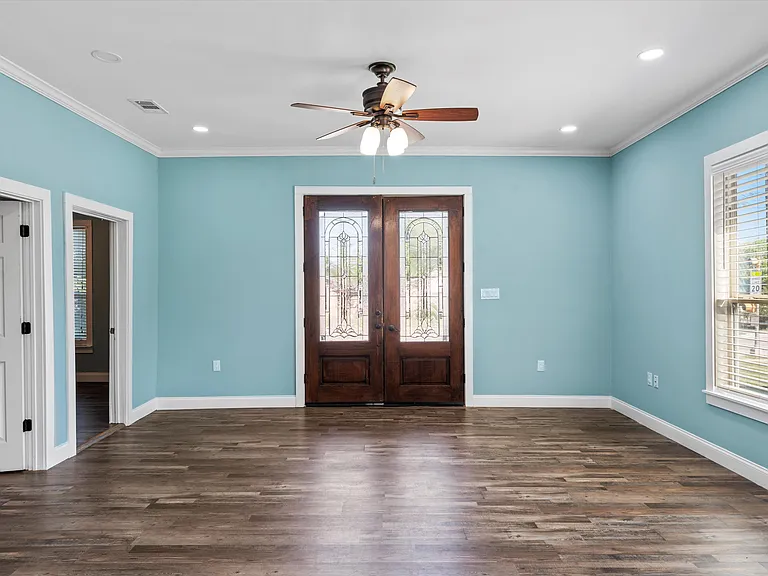 2212 Clay Ave — Photo 5