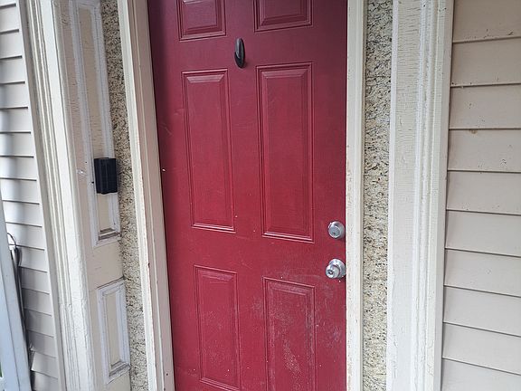 5th image of 2146 W Fletcher St #2R