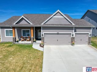 11164 Horizon Cir, Papillion, NE 68046