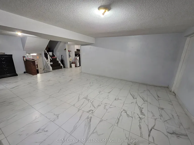23 Malcolm Cres — Photo 8