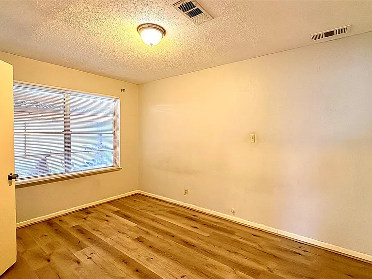 10502 Ambursen St — Photo 13