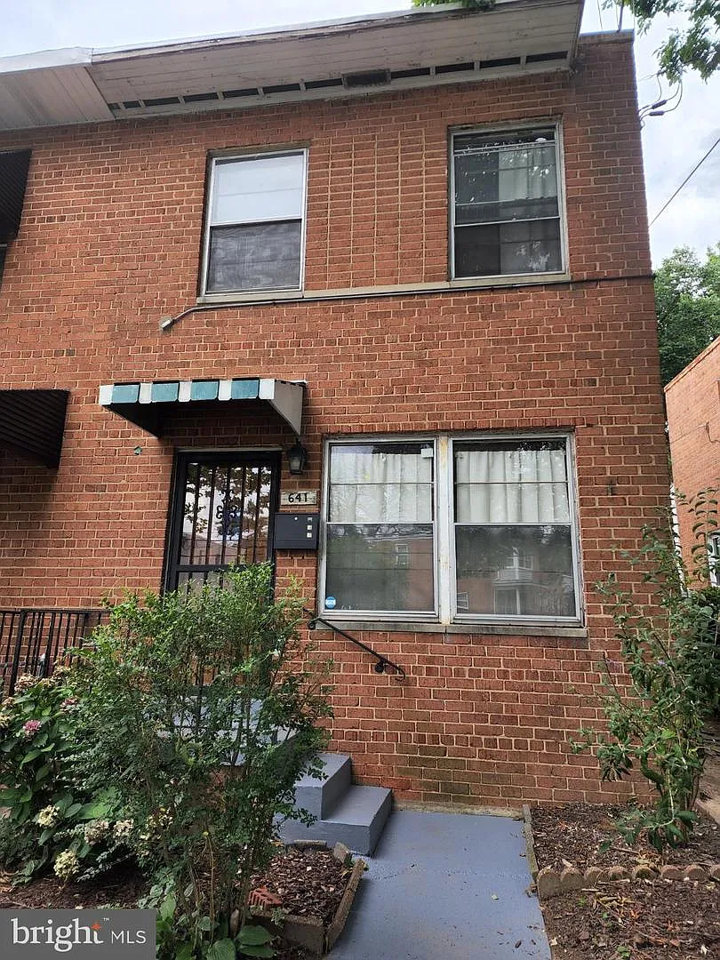 641 Kennedy St NE photo 1