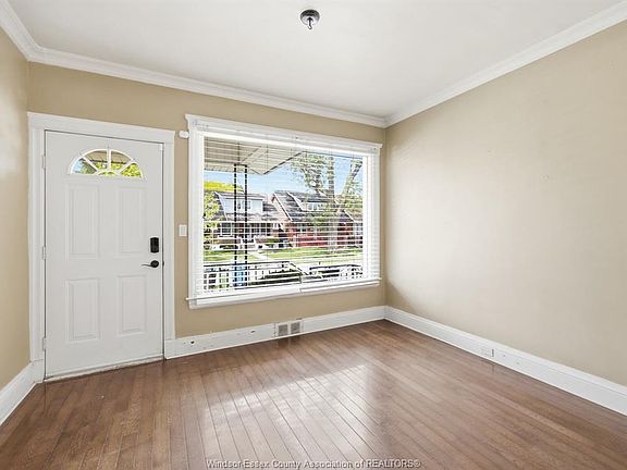 4th image of 924 Marentette Ave