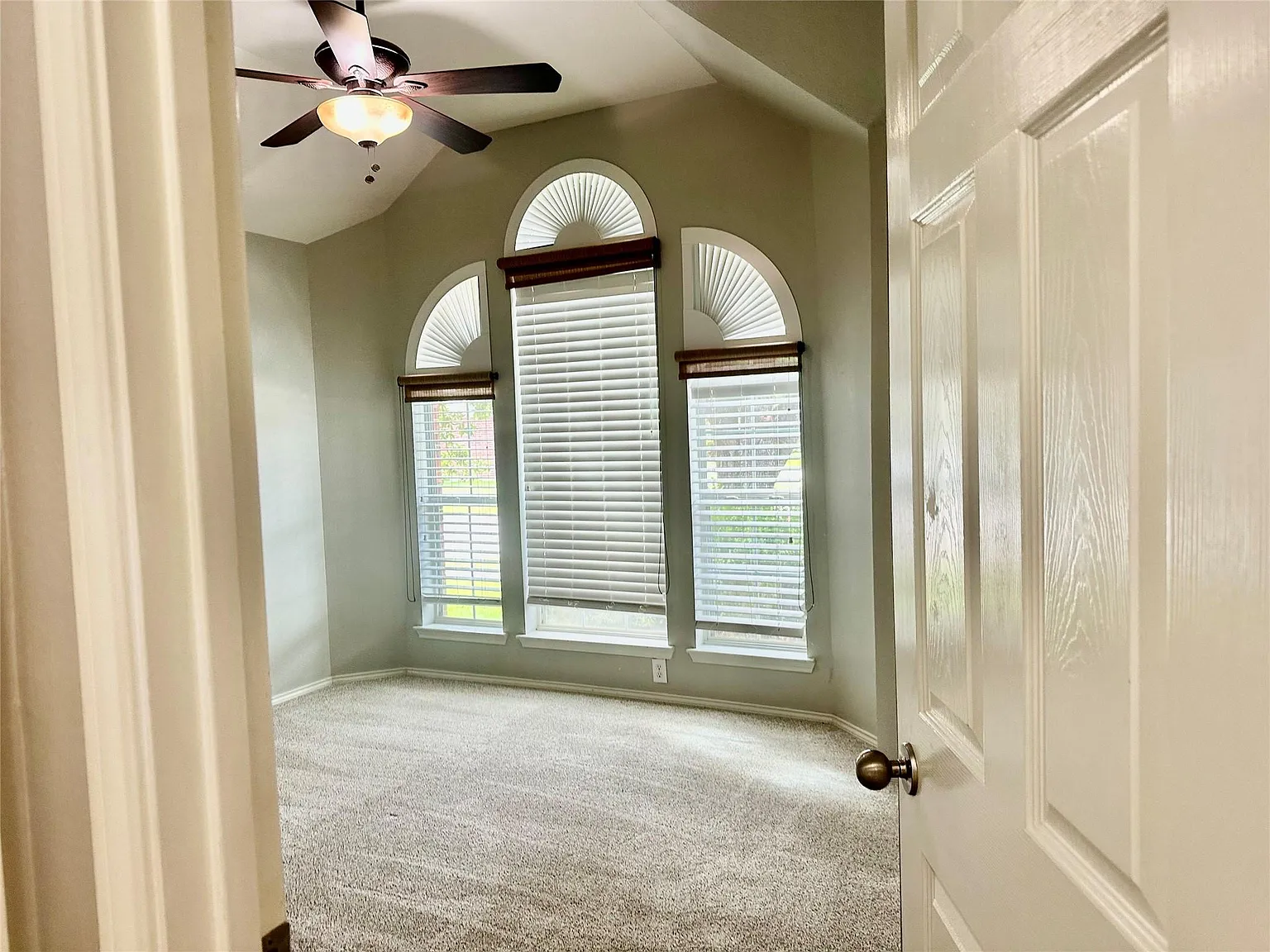 3 bed, 2.0 bath, $2,100 — Photo 4