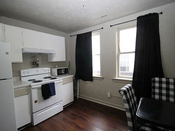 3rd image of 404 1/2 N Dewey St #7